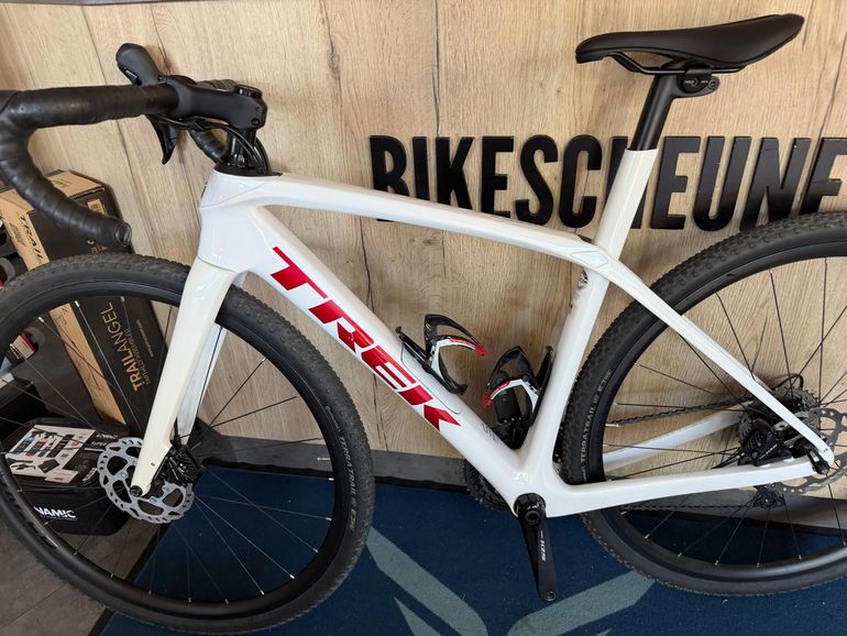 Trek Domane SL 5 2021 2021 Road & Gravel usato, Bianco — immagine 2 di 7