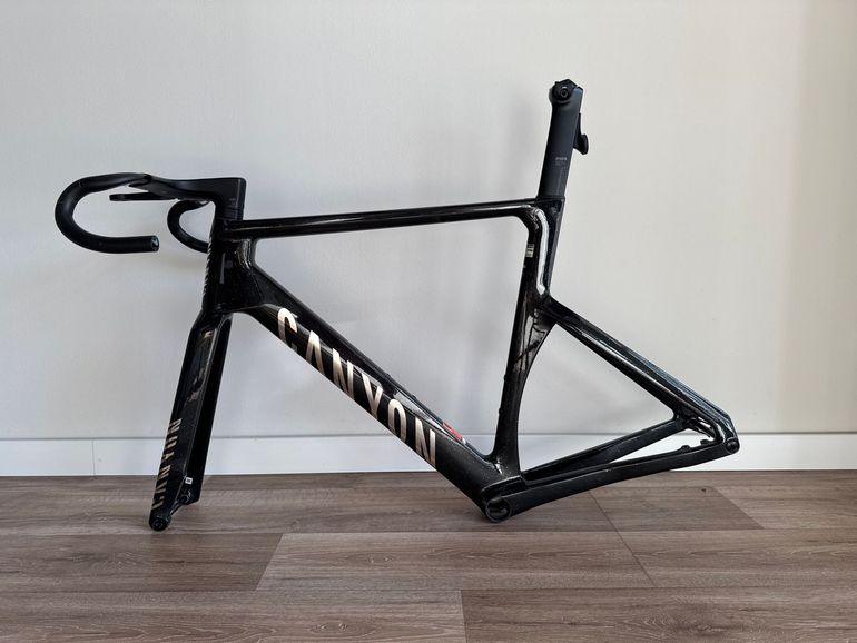 Canyon Aeroad CFR Di2 2025 Frameset 2025 Road & Gravel usato, Nero — immagine 2 di 12