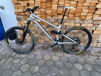 Used RAAW Madonna Shimano Deore XT 2023 Mountainbike, Light Gray — image 2 of 4