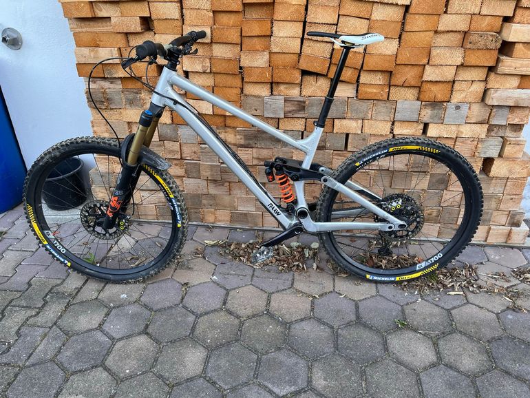 Used RAAW Madonna Shimano Deore XT 2023 Mountainbike, Light Gray — image 2 of 4