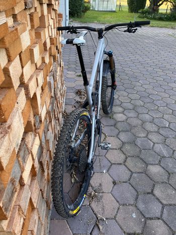 Used RAAW Madonna Shimano Deore XT 2023 Mountainbike, Light Gray — image 3 of 4