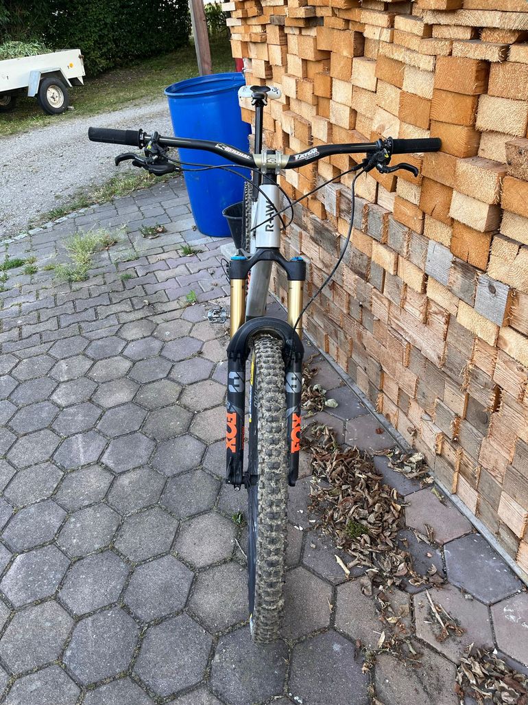 Used RAAW Madonna Shimano Deore XT 2023 Mountainbike, Light Gray — image 4 of 4