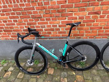 Używany Focus IZALCO MAX DISC 9.9 2021 Frameset 2021 Road & Gravel — zdjęcie 4 z 9