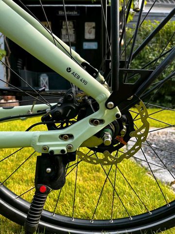 Used Velo de Ville Aeb 490 2023 Urban, Green — image 3 of 11