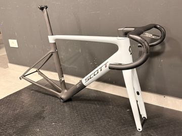 Used Scott Addict RC Pro 2025 Frameset 2025 Road & Gravel, White — image 4 of 12