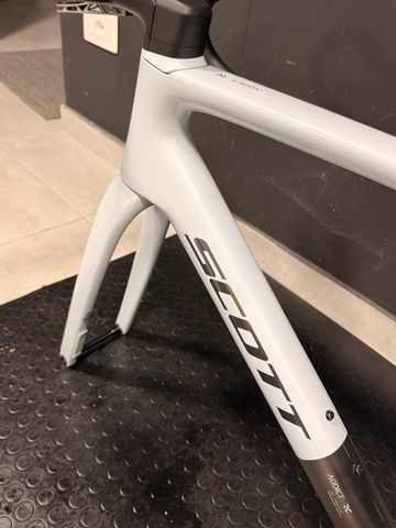 Used Scott Addict RC Pro 2025 Frameset 2025 Road & Gravel, White — image 11 of 12
