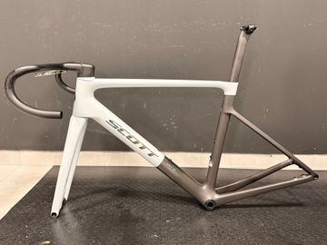 Used Scott Addict RC Pro 2025 Frameset 2025 Road & Gravel, White — image 8 of 12