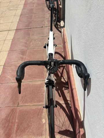 Used Specialized Tarmac Shimano 105 2019 Road & Gravel, White — image 4 of 4