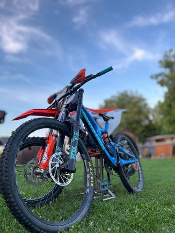 Used Santa Cruz V10 C S 2017 2017 Mountainbike, Blue, 27.5 — image 4 of 5