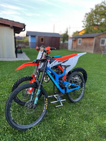 Used Santa Cruz V10 C S 2017 2017 Mountainbike, Blue, 27.5 — image 1 of 5