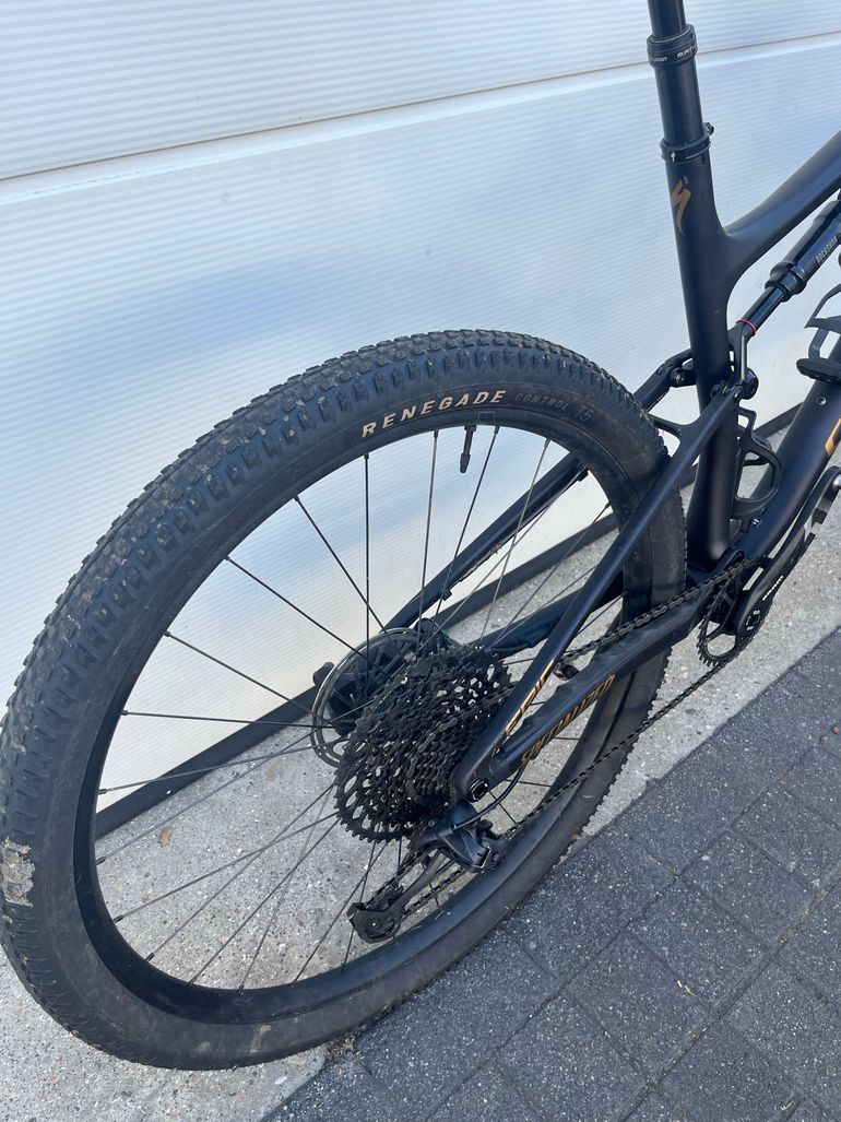 Used Specialized Epic Comp 2023 2023 Mountainbike, Black, 29 — image 3 of 9