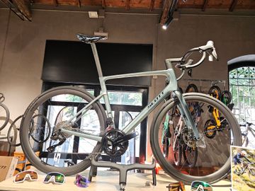 Scott Addict RC 30 2025 2025 Road & Gravel usato, Grigio chiaro — immagine 4 di 5