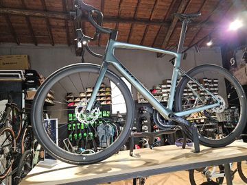 Scott Addict RC 30 2025 2025 Road & Gravel usato, Grigio chiaro — immagine 1 di 5