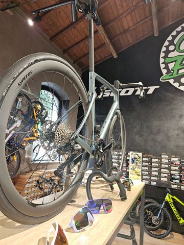 Scott Addict RC 30 2025 2025 Road & Gravel usato, Grigio chiaro — immagine 5 di 5