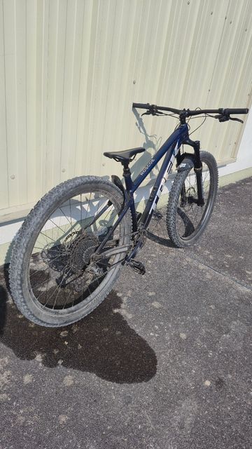 Used Trek Roscoe 8 2023 2023 Mountainbike, Blue, 27.5, 29 — image 5 of 9