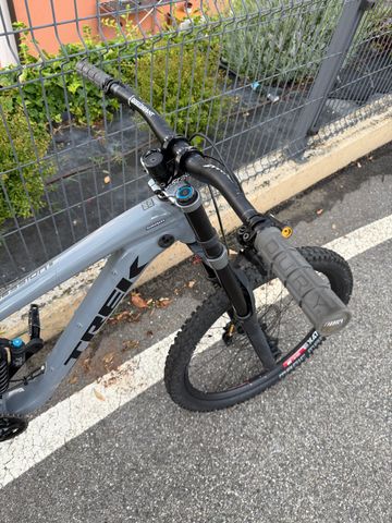 Used Trek Session 8 27.5 2019 2019 Mountainbike, Light Gray, 27.5 — image 8 of 12