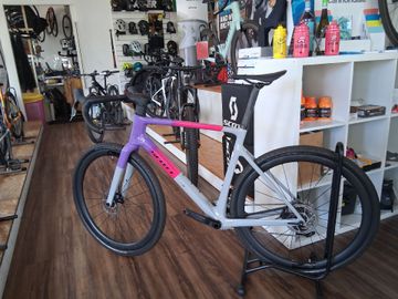 Used Scott Addict SRAM Rival eTap AXS 2025 Road & Gravel, Light Gray — image 2 of 3