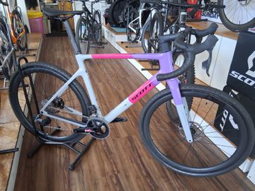 Used Scott Addict SRAM Rival eTap AXS 2025 Road & Gravel