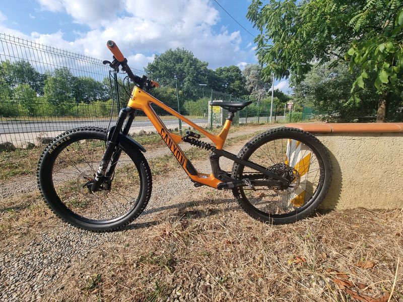 Použité Canyon Spectral CF 8 CLLCTV 2025 2025 MTB