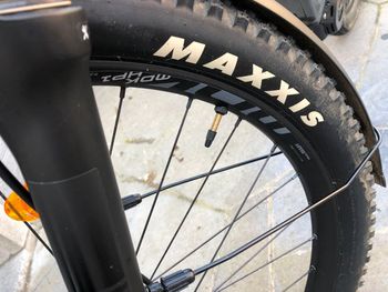 Mondraker CHASER RX 2023 2023 Urban usato, Grigio chiaro — immagine 7 di 13
