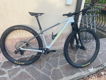 Tweedehands Orbea ALMA M30 2024 2024 Mountainbike — afbeelding 1 van 9