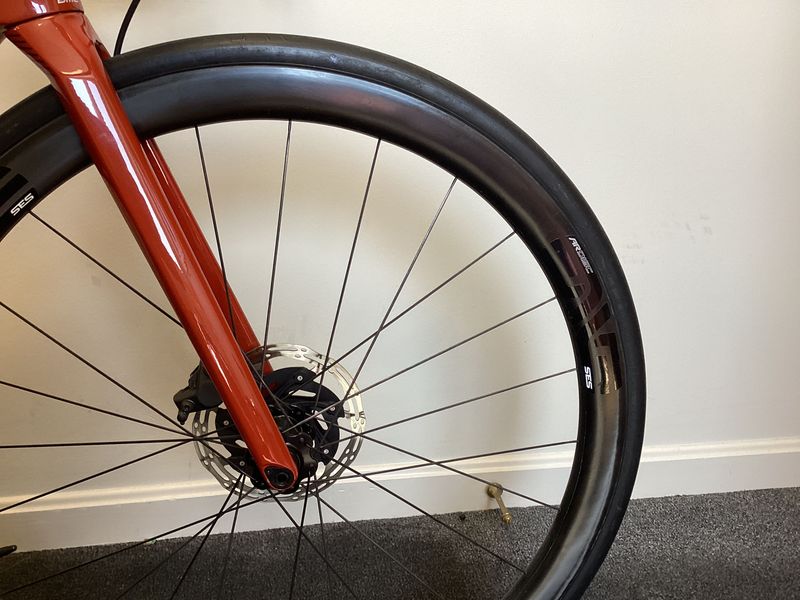 Used BMC Roadmachine 01 THREE 2024 2024 Road & Gravel, Red — image 8 of 18