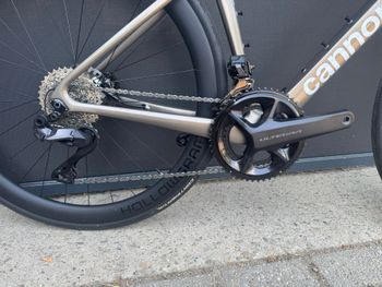 Cannondale SuperSix EVO Shimano Ultegra Di2 2025 Road & Gravel usato, Grigio chiaro — immagine 3 di 14