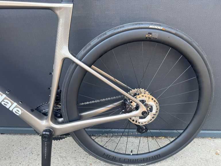 Cannondale SuperSix EVO Shimano Ultegra Di2 2025 Road & Gravel usato, Grigio chiaro — immagine 2 di 14