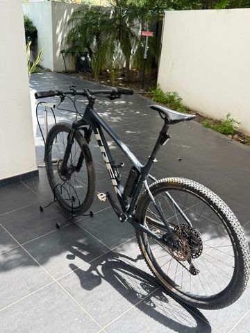 Trek X-Caliber 9 2021 2021 Mountainbike de segunda mano, Gris claro — imagen 2 de 3