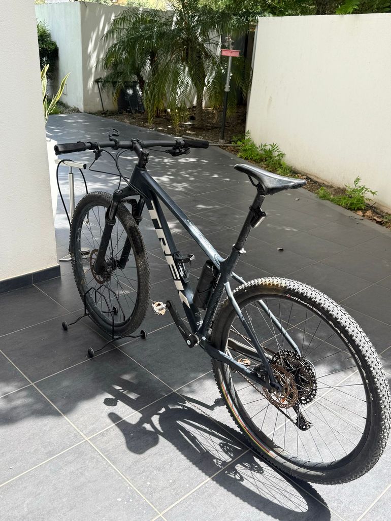 Trek X-Caliber 9 2021 2021 Mountainbike usato, Grigio chiaro — immagine 2 di 3