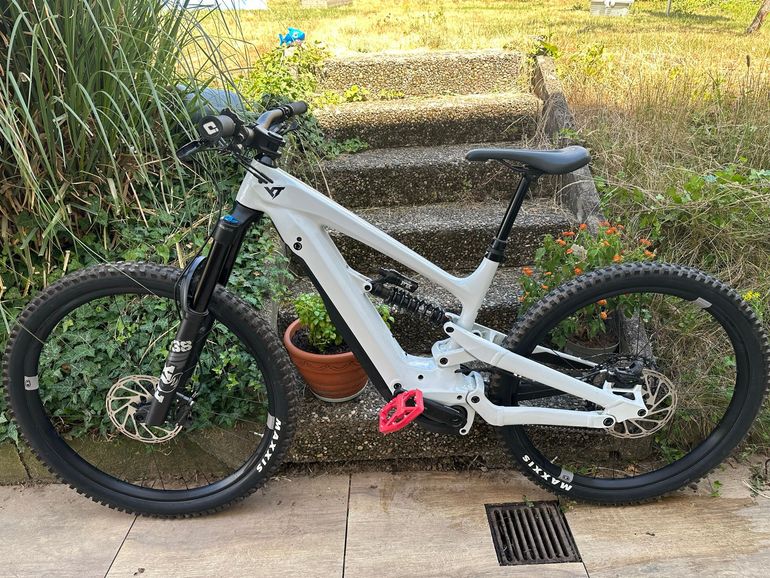 Tweedehands YT Custom Shimano SLX 2024 Mountainbike — afbeelding 2 van 3