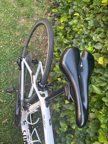 Used Specialized Ruby Shimano 105 2018 Road & Gravel, White — image 3 of 3