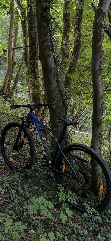 Used Trek Marlin 8 2022 2022 Mountainbike, Black, 26, 27.5, 29 — image 2 of 3