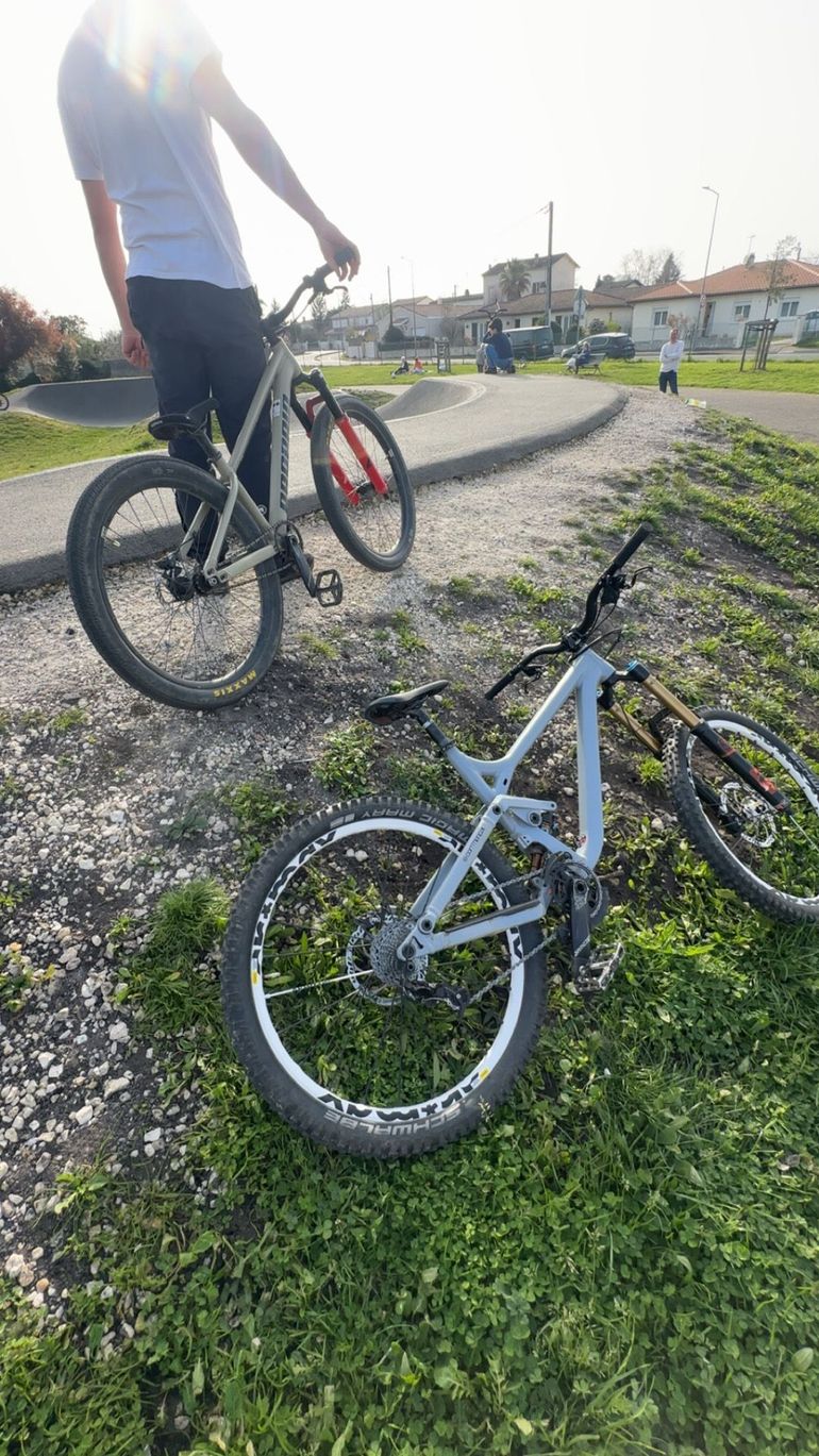 Used Commencal Meta Shimano ZEE 2013 Mountainbike, Light Gray — image 2 of 4