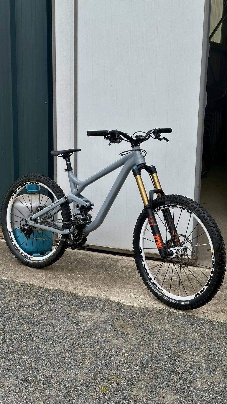 Used Commencal Meta Shimano ZEE 2013 Mountainbike, Light Gray — image 4 of 4