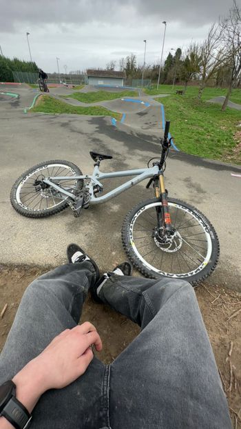 Used Commencal Meta Shimano ZEE 2013 Mountainbike, Light Gray — image 3 of 4