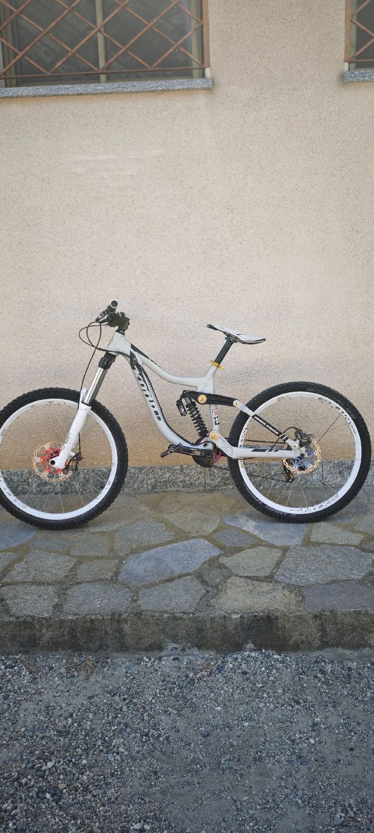 Used Kona Supreme Operator 2017 2017 Mountainbike, Light Gray, 27.5 — image 2 of 4
