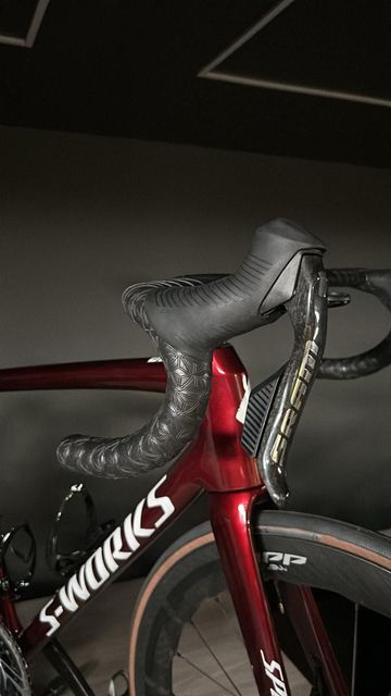 Used Specialized Tarmac SRAM Red eTap AXS 2024 Road & Gravel, Red — image 2 of 3