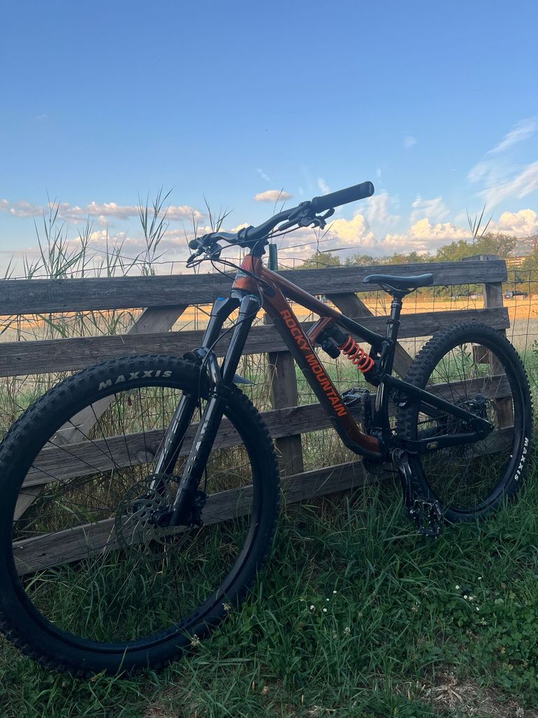 Brugt Rocky Mountain Slayer Alloy 50 2023 2023 Mountainbike — billede 2 af 5