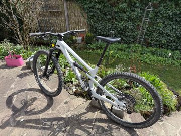 Canyon Spectral 125 CF 7 2022 2022 Mountainbike usato, Grigio chiaro — immagine 1 di 7