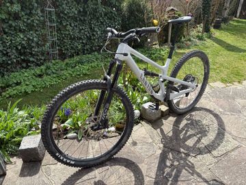 Canyon Spectral 125 CF 7 2022 2022 Mountainbike usato, Grigio chiaro — immagine 2 di 7