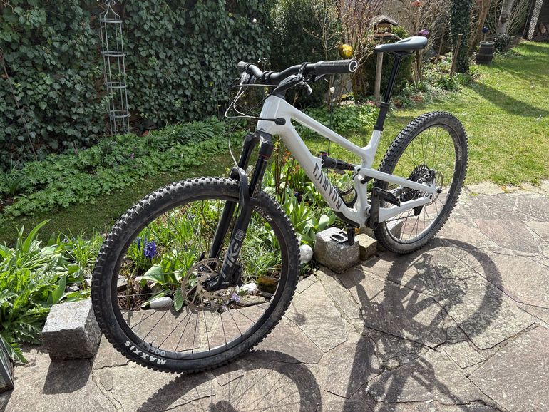 Canyon Spectral 125 CF 7 2022 2022 Mountainbike usato, Grigio chiaro — immagine 2 di 7