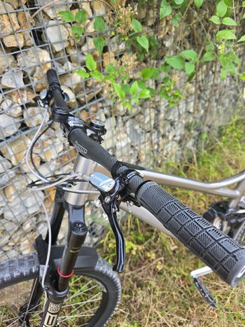 Used Banshee Custom SRAM GX Eagle 2023 Mountainbike, Light Gray — image 9 of 10