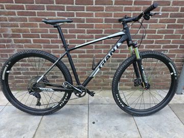 Used Giant Talon 2 2020 2020 Mountainbike, Black — image 2 of 5