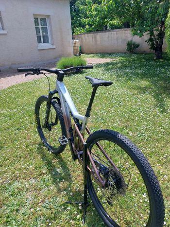 Gebrauchtes Focus Thron 6.9 2025 Mountainbike, Hellgrau — Bild 2 von 6
