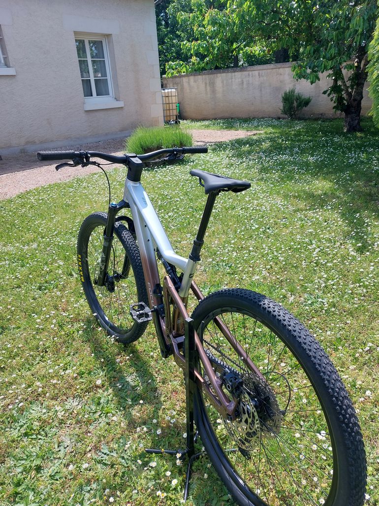 Gebrauchtes Focus Thron 6.9 2025 Mountainbike, Hellgrau — Bild 2 von 6