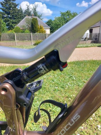 Gebrauchtes Focus Thron 6.9 2025 Mountainbike, Hellgrau — Bild 5 von 6