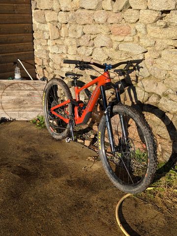 Used Specialized Enduro Comp 2022 2022 Mountainbike, Red, 29 — image 3 of 12