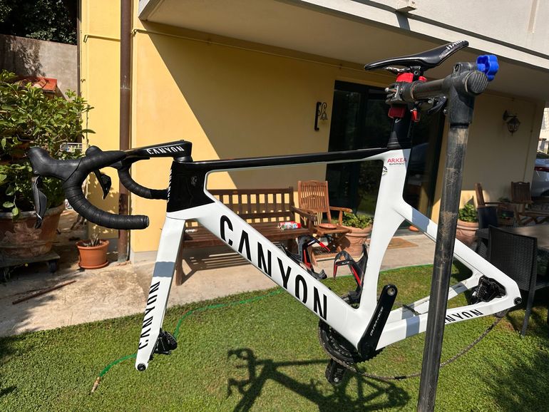 Brugt Canyon Aeroad CFR Disc Di2 2021 Frameset 2021 Road & Gravel — billede 2 af 14