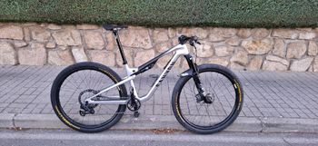 Gebrauchtes Canyon Lux Trail CF 8 2025 2025 MTB